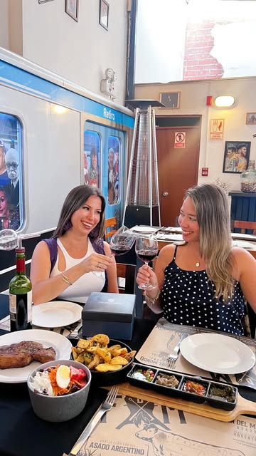 Publicación de Instagram: clientas en una mesa con vino y comida
