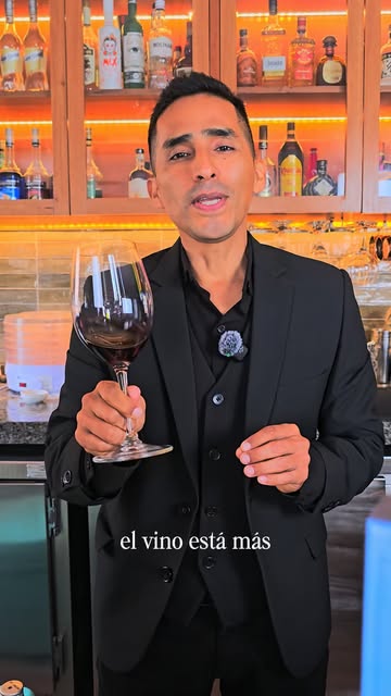 Publicación de Instagram: sommelier presentando el Decantorino en una barra