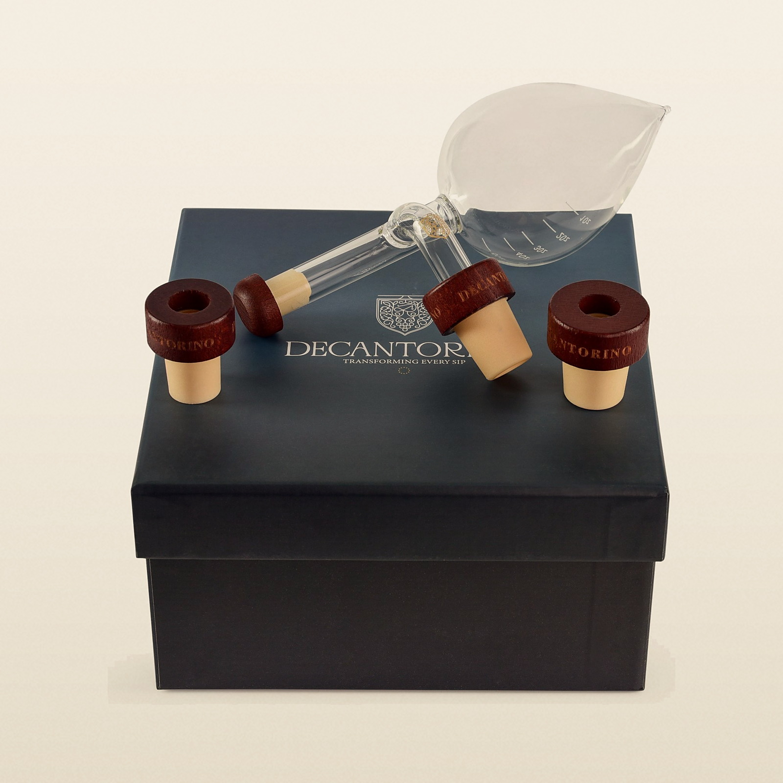 El Pro Deluxe apoyado sobre su caja de regalo