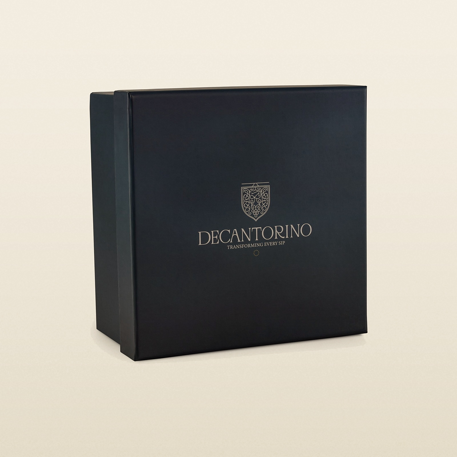 La caja de regalo Decantorino cerrada, con el escudo grabado